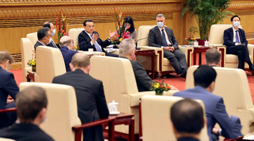 Chinese premier holds symposium with foreign experts in China