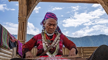 Senior Deng lady’s knitting life in Xizang