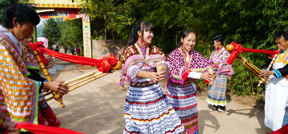 ယူနန္ရႊမ္းေ၀း။ ။ ရွီးဇီေက်းရြာအုပ္စုရွိတည္သီးမ်ား မွည့္ေနၿပီး ေဆာင္းဦးရာသီတြင္ ေမႊးရနံ႔ပ်ံ႕ႏွံံ႔ေန