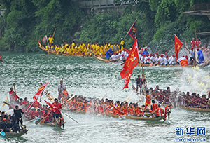 ေကြ႕က်ဴးျပည္နယ္၊ ထြန္ရင္ၿမိဳ႕တြင္ နဂါးေလွေလွာ္အလွျပပြဲျဖင့္ နဂါးေလွပြဲေတာ္ႀကိဳဆို