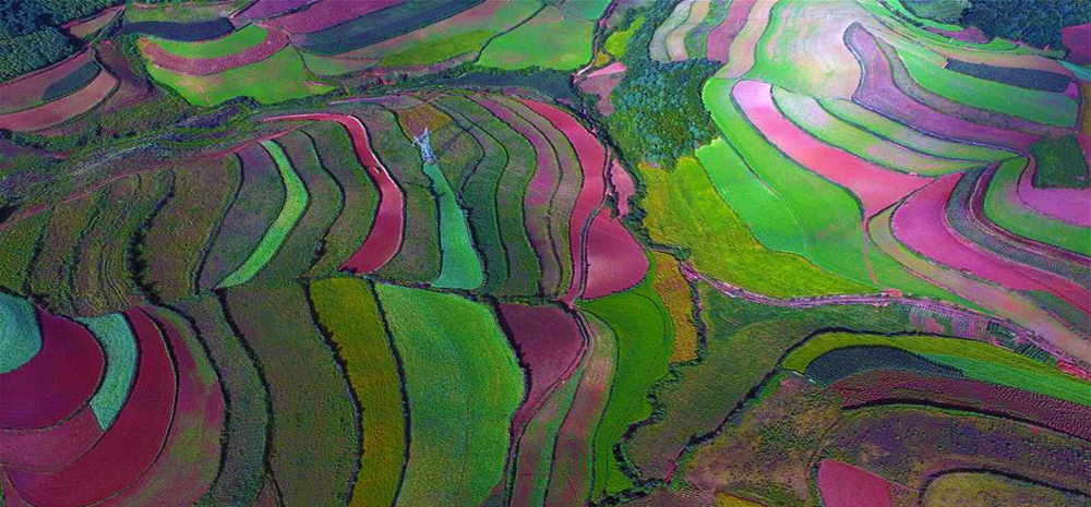 ภาพถ่ายทางอากาศของทัศนียภาพดินสีแดง เขตตงชวน มณฑลยูนนาน