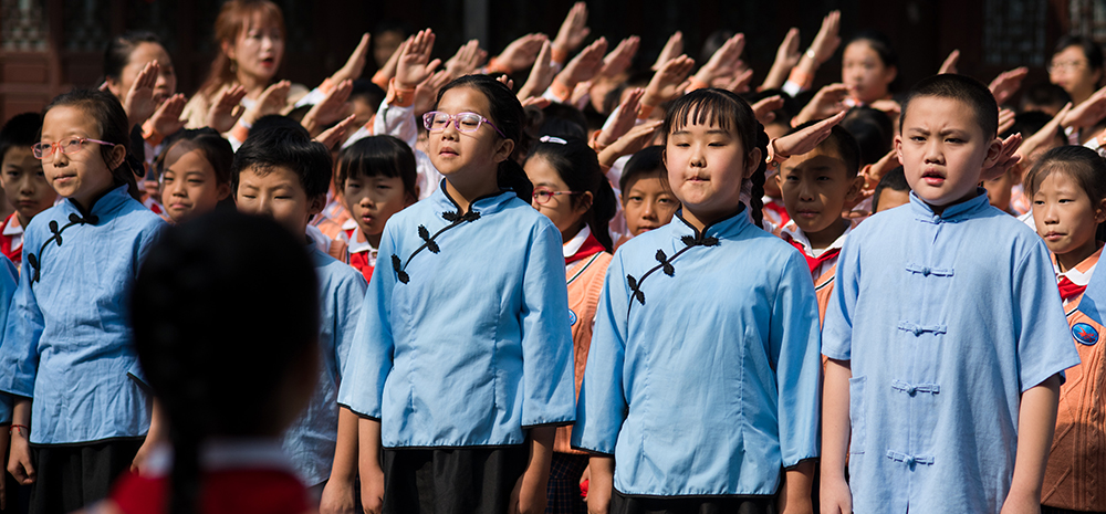 เมืองคุนหมิงจัดกิจกรรม “ร่วมชูธงประจำชาติ และร้องเพลงประจำชาติร่วมกัน”