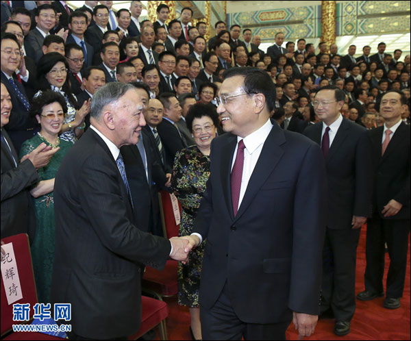 นายกรัฐมนตรีจีนพบกับผู้ร่วมประชุมกลุ่มผู้นำชาวจีนโพ้นทะเลและชาวต่างชาติเชื้อสายจีนทั่วโลกครั้งที่ 8