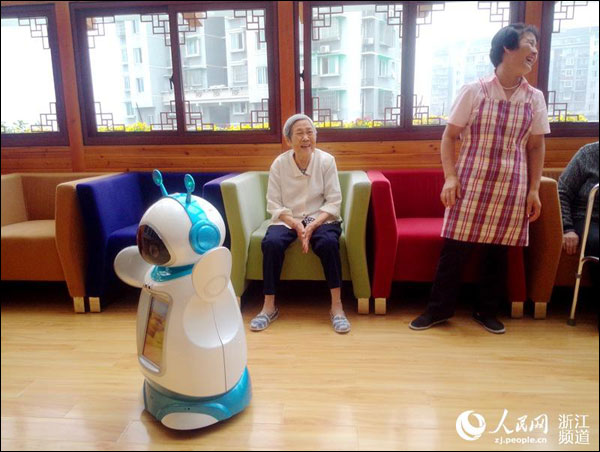 จีนใช้หุ่นยนต์ใช้งานในองค์กรสงเคราะห์คนชราหางโจว