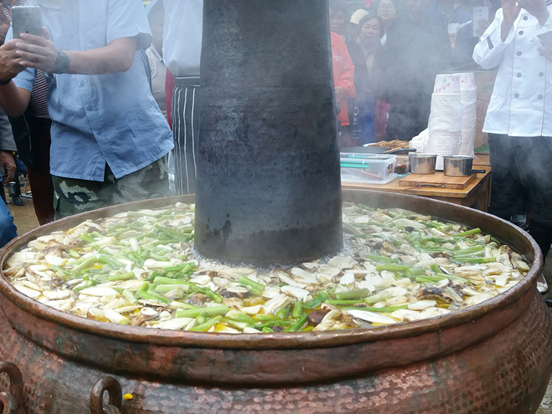 งานเทศกาลวัฒนธรรมอาหารการกินเห็ดมัตสึตาเกะและมันฝรั่งสมัยแรกเปิดฉากที่เมืองเป่าซาน  มณฑลยูนนาน