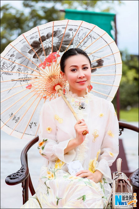 สวยไม่สร่าง! หลิวเจียหลิง (Carina Lau)เดินแบบชุดปักลายดอกไม้ที่เมืองซูโจว