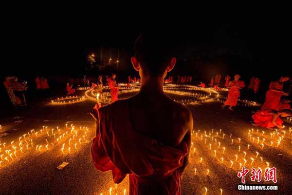 ชาวไตจุดเทียนถวายความอาลัยพระบาทสมเด็จพระปรมินทรมหาภูมิพลอดุลยเดช