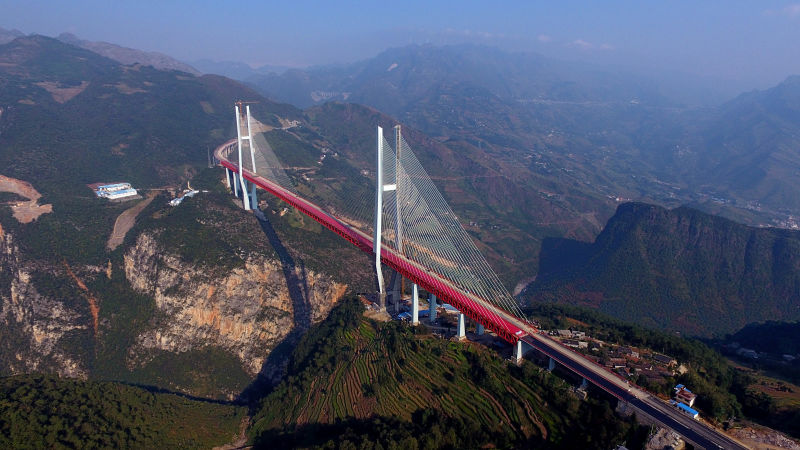 วันนี้	ที่มณฑลยูนนาน สะพานสูงที่สุดในโลกเปิดสายสัญจรตลอด	จัดพิธีเปิดให้แล่นรถ		สูงเท่าตึก๒๐๐	ชั้น