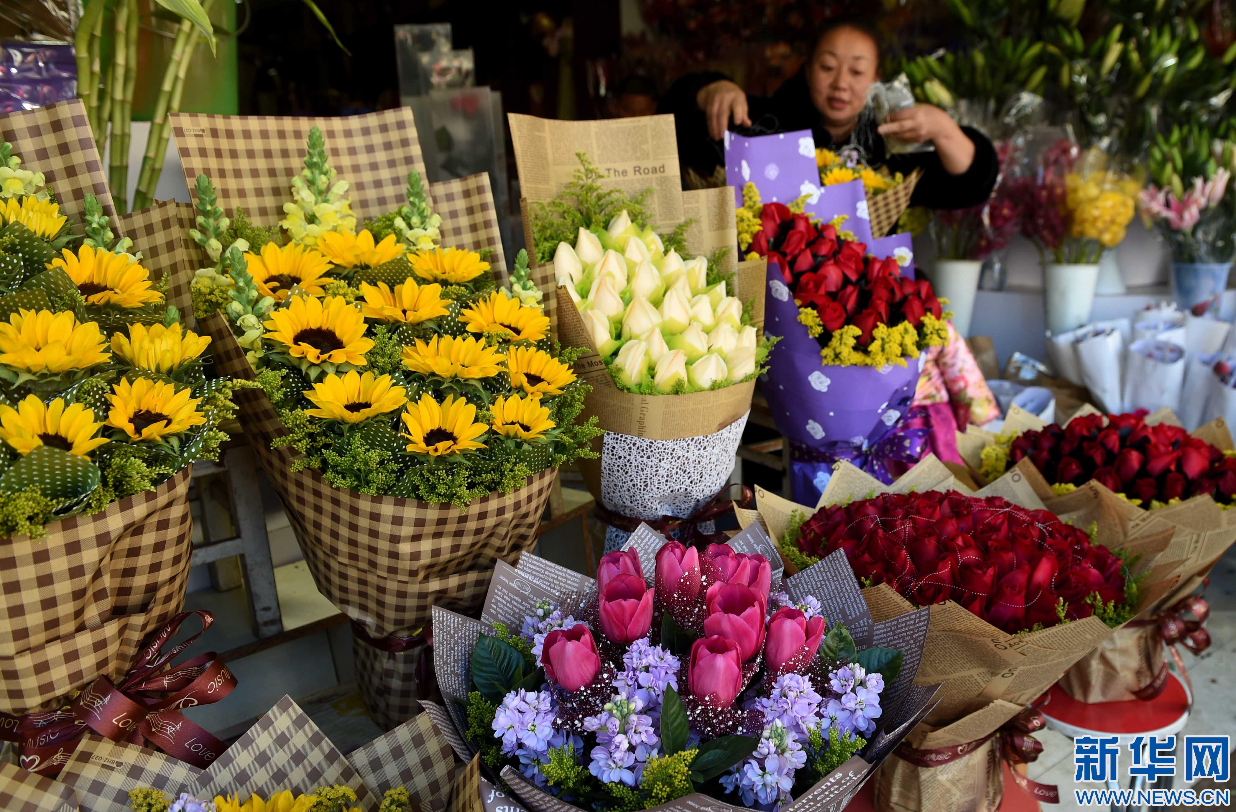 ดอกไม้สดได้ออกสู่ตลาดเป็นจำนวนมากเพื่อจำหน่ายให้ตลาดวันเทศกาล