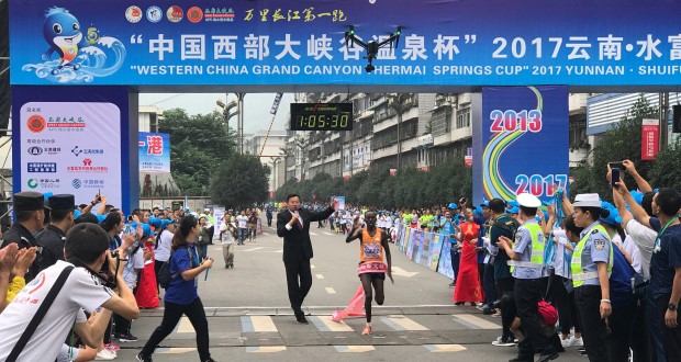 การแข่งขันวิ่งมาราธอน Half marathon จัดขึ้นที่ฉุ่ยฝู้ เมืองเจาทง มีผู้เข้าร่วมการแข่งขัน 15,000 กว่าคน