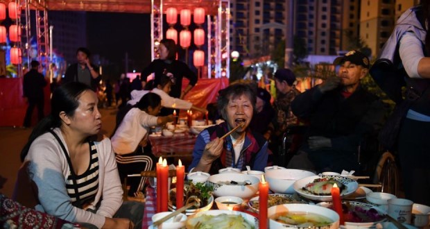เขตตง ชวนเมืองคุนหมิง จัดงานเลี้ยงใหญ่โต๊ะจีนท่ามกลางแสงเทียน 188 โต๊ะ