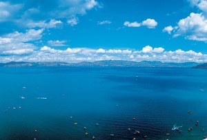 การถ่ายภาพทางอากาศของทะเลสาบฝูเซียนหู ยูนนาน “แผนสามปี” ขีดเส้นสีแดงสร้างด่านป้องกัน