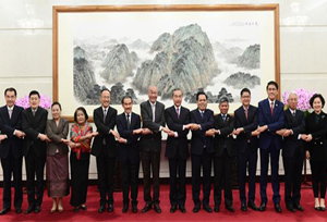 รัฐมนตรีต่างประเทศจีนพบปะกับทูตานุทูต 10 ประเทศอาเซียน