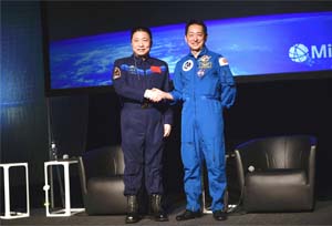 นักบินอวกาศจีนพบนักบินอวกาศญี่ปุ่น