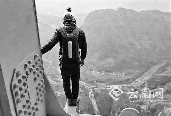 อื้อฮือ	คนหนุ่ม29ปี มาจากเมืองเจาทง มณฑลยูนนาน ประสบความสำเร็จในการกระโดดร่มจากสะพานยักษ์เป่ยผานเจียง ซึ่งสูงที่สุดในโลก