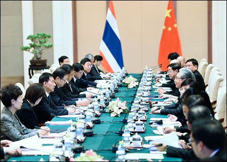 มนตรีแห่งรัฐจีนกับรองนายกรัฐมนตรีไทยร่วมกันเป็นประธานจัดการประชุมคณะกรรมการความร่วมมือทางการค้า การลงทุนและเศรษฐกิจจีน-ไทย ครั้งที่ 5