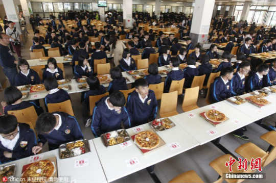 ครูใหญ่เมืองเจิ้งโจว เลี้ยงพิซซ่านร.กว่า 600 คน เชียร์ให้โชคดีในการสอบ