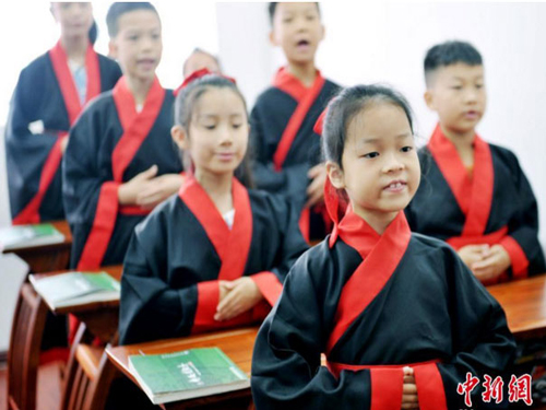 นักเรียนมณฑลเจียงซีแต่งกายชุดโบราณอนุรักษ์ประเพณีจีน