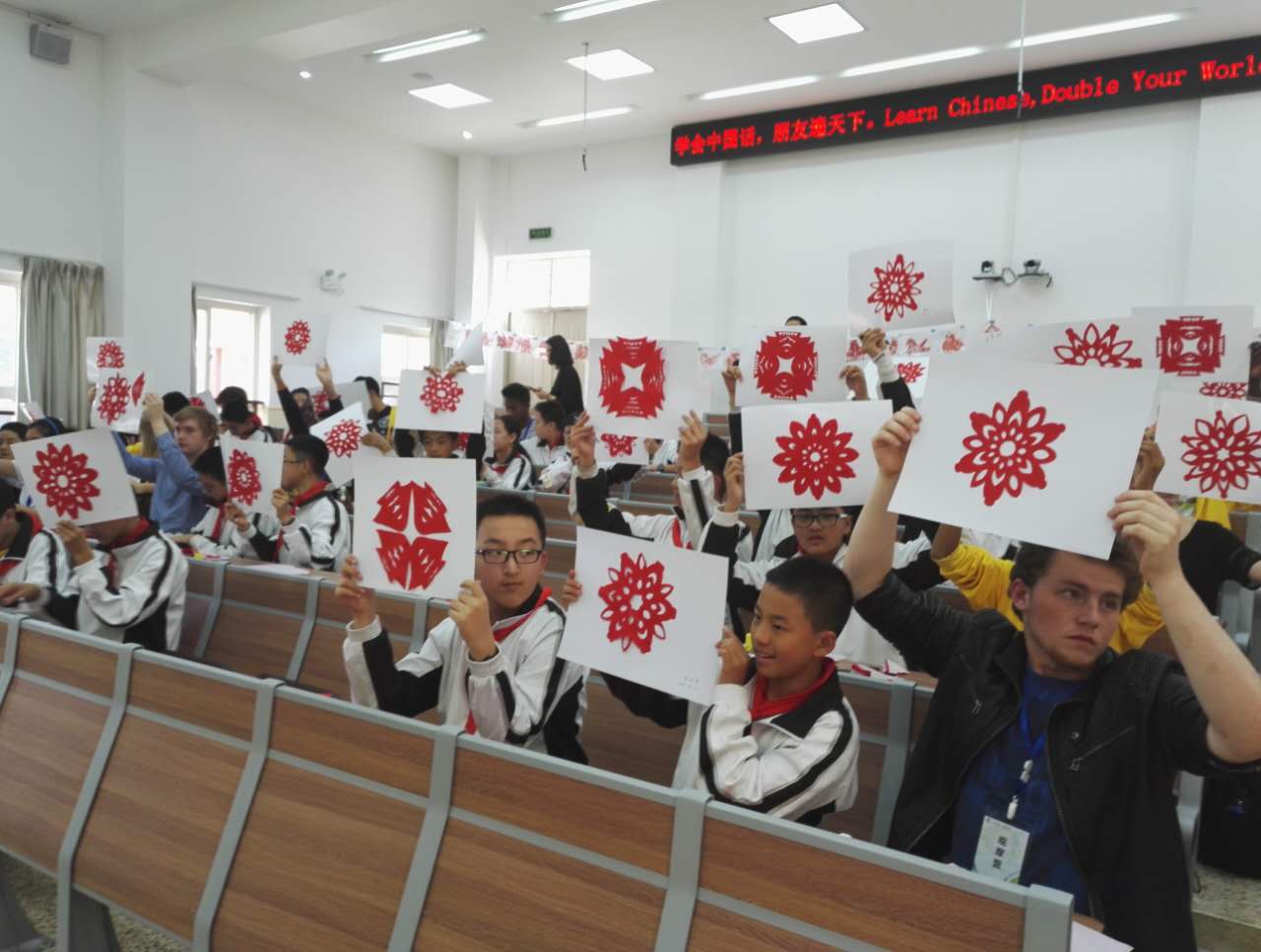 ผู้เข้าแข่งขันของการแข่งขันสะพานสู่ภาษาจีนครั้งทื่ 9เข้าสัมผัสการเรียนที่โรงเรียนมัธยมจีน