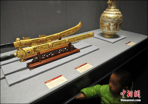 พิพิธภัณฑ์เหอเป่ยจัดแสดงผลงานปราณีตศิลป์เครื่องทอง-เงินโบราณในวัง