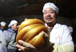 ชาวเจียงซีทำน้ำตาล “ซือถัง” ฉลองปีใหม่