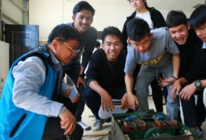 นักศึกษาไทยสนุกสนานกับการเรียนรู้เทคโนโลยีรถไฟความเร็วสูงในจีน