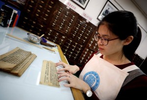 ละเอียดอ่อนเกินเทคโนโลยี...สาวจีนยุค 90 กับอาชีพช่างซ่อมหนังสือ