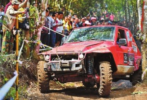 การแข่งขันรถยนต์-มอเตอร์ไซค์ รายการ “เชิญร่วมแข่งขันในป่าฝน” ระหว่างประเทศจีน-เมียนมา จัดขึ้นที่หล่งชวน ยูนนาน 