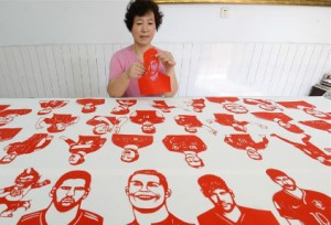 นักตัดกระดาษจีนโชว์ฝีมือฉลองต้อนรับ “บอลโลก 2018”