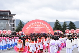 การประกวดเต้นรำในลานสแควร์ (เต้นรำแบบชนชาติ) ซีหยางหง ทั่วประเทศจีนจัดขึ้นที่เมืองลี่เจียง มณฑลยูนนาน