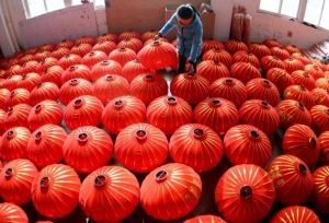 ผู้ประกอบการเมืองเหอเฝยเร่งมือผลิตโคมไฟรับเทศกาลตรุษจีน