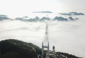 สะพานแขวนกลางคลื่นหมอกขาวในจีน
