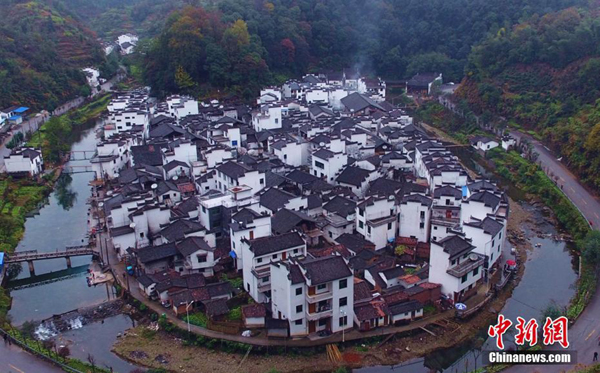 สวยจัง! หมู่บ้านรูปครึ่งวงกลมในอำเภออู้หยวน มณฑลเจียงซี