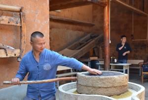 กลิ่นหอมของน้ำมันพืชในสมัยราชวงศ์ชิงโชยกลับมาอีกครั้ง เมืองคุนหมิงพัฒนารูปแบบท่องเที่ยวที่จับต้องไม่ได้