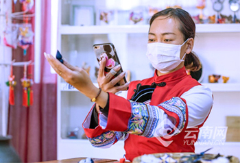 អ្នកទទួលបន្តវេនបេតិកភ័ណ្ឌវប្បធម៌អរូបីពូហ្សានៃស្រុកចានឈួនខេត្តយូណានបានបង្រៀនវិធីសាស្ត្រធ្វើវត្ថុសិប្បកម្មពូហ្សាតាមអ៊ីនធឺណែត