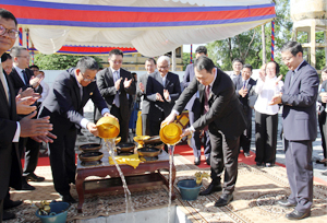 គម្រោងការកែលម្អបរិស្ថានសាលារៀននិងផ្គត់ផ្គង់សម្ភារបរិក្ខារអប់រំដែលជាជំនួយឥតសំណងពីរដ្ឋាភិបាលប្រទេសចិនបានរៀបចំពិធីបើកការដ្ឋាន